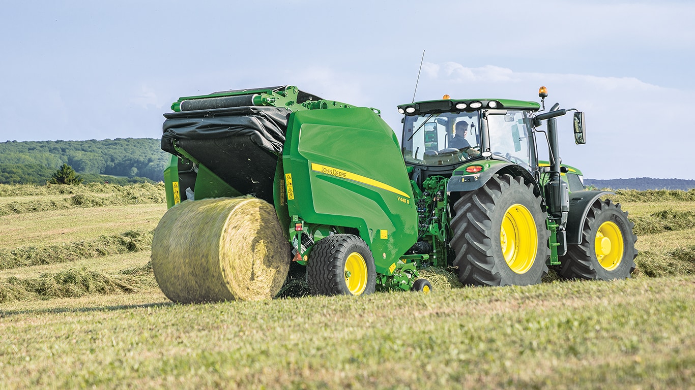 מכבש חבילות תא משתנה John Deere V461R עם טרקטור 6R