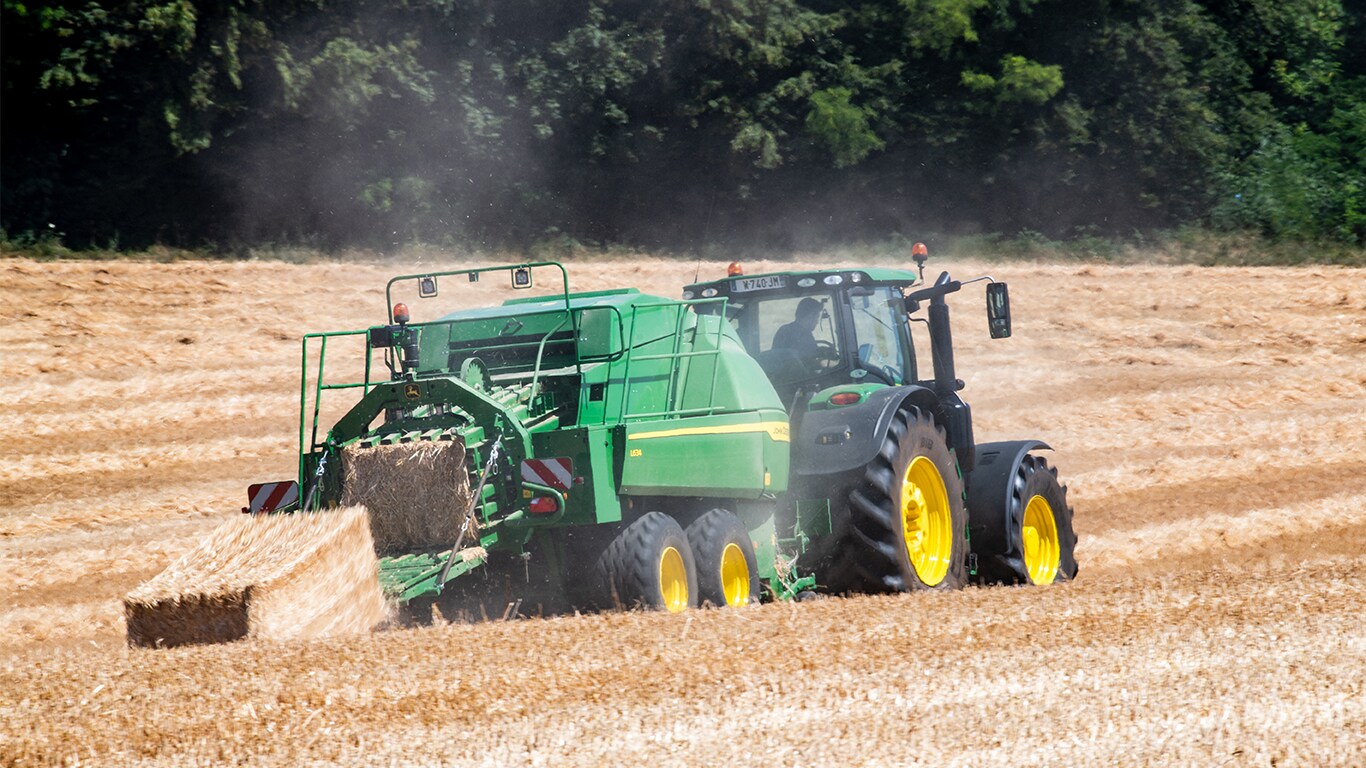 מכבש חבילות גדולות John Deere L634 עם טרקטור 6R בחציר