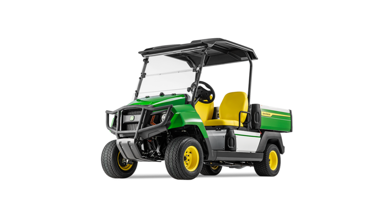 מבט שלושה רבעים מקדימה על רכב ייעודי John Deere Gator GS בנזין עם פגוש מוקשח וארגז מטען מרווח.