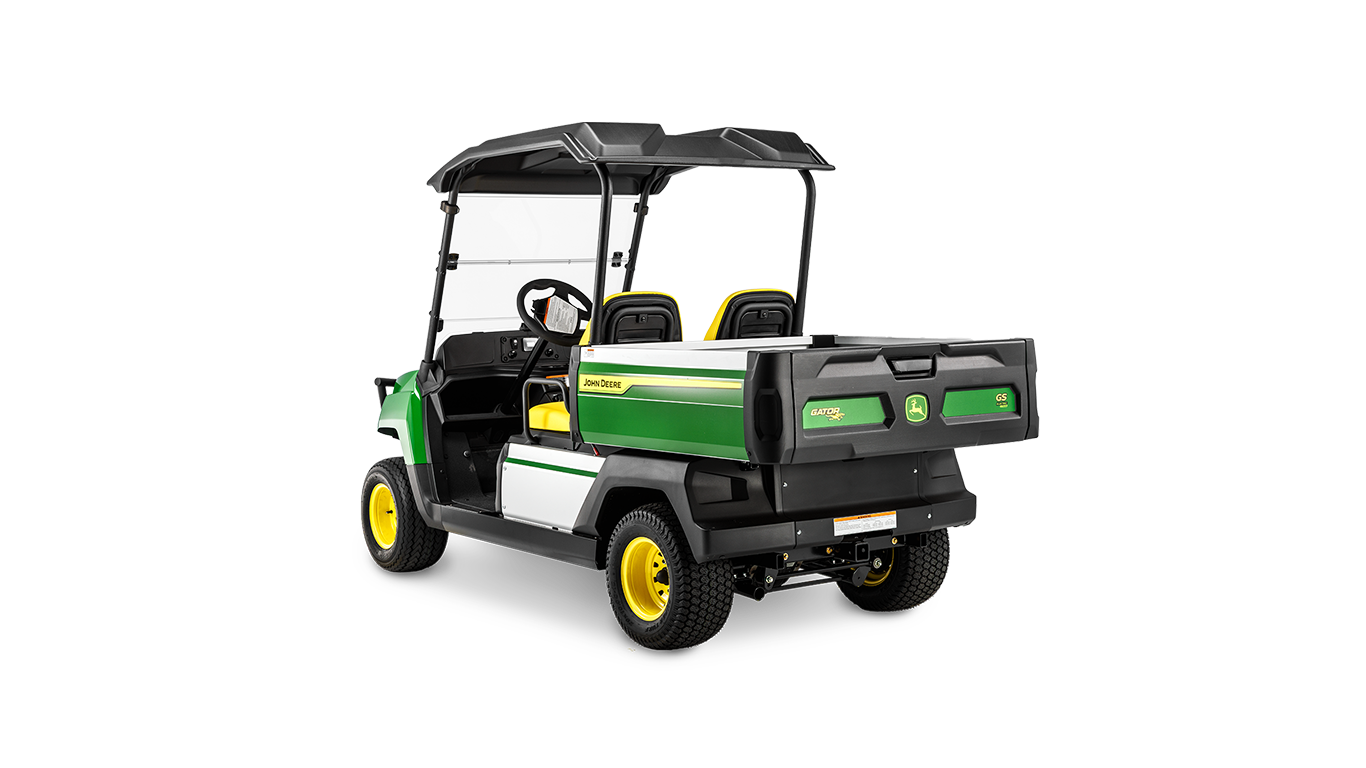 מבט מאחור בזווית על דגם John Deere Gator GS חשמלי עם ארגז המטען והמושבים הכפולים תחת גג שחור.