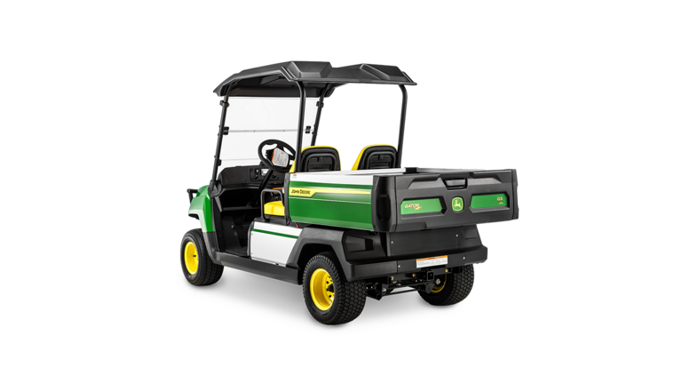 מבט מאחור בזווית על דגם John Deere Gator GS חשמלי עם ארגז המטען והמושבים הכפולים תחת גג שחור.