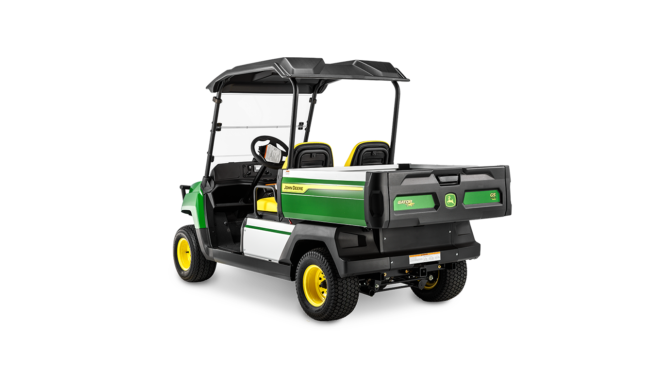 מבט מאחור בזווית על דגם John Deere Gator GS בנזין עם ארגז מטען, מושבים כפולים וגג מגן.