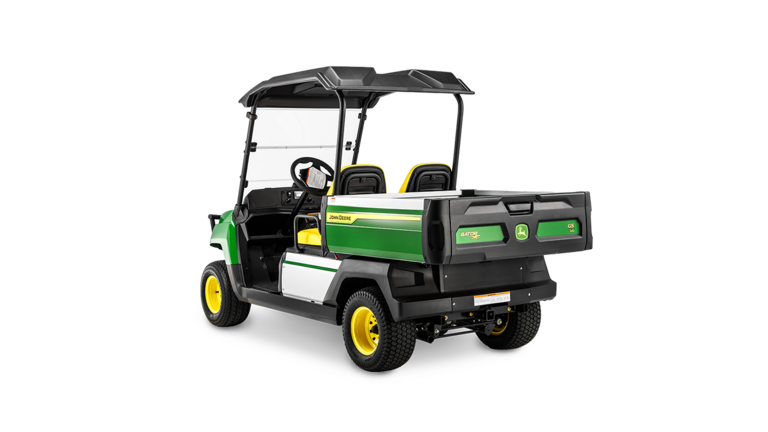 מבט מאחור בזווית על דגם John Deere Gator GS בנזין עם ארגז מטען, מושבים כפולים וגג מגן.