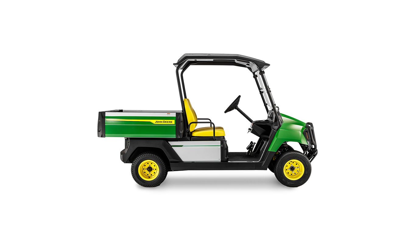 מבט מהצד על רכב ייעודי John Deere Gator חשמלי GS עם מרכב ירוק, מושבים צהובים וגג שחור על רקע לבן.