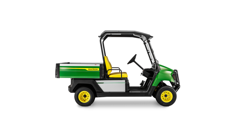 מבט מהצד על רכב ייעודי John Deere Gator חשמלי GS עם מרכב ירוק, מושבים צהובים וגג שחור על רקע לבן.