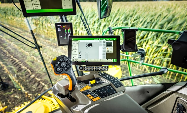 מקצרת מספוא ממונעת F9 700 טוענת קרון נגרר Joskin הנמשך על ידי טרקטור 6R John Deere