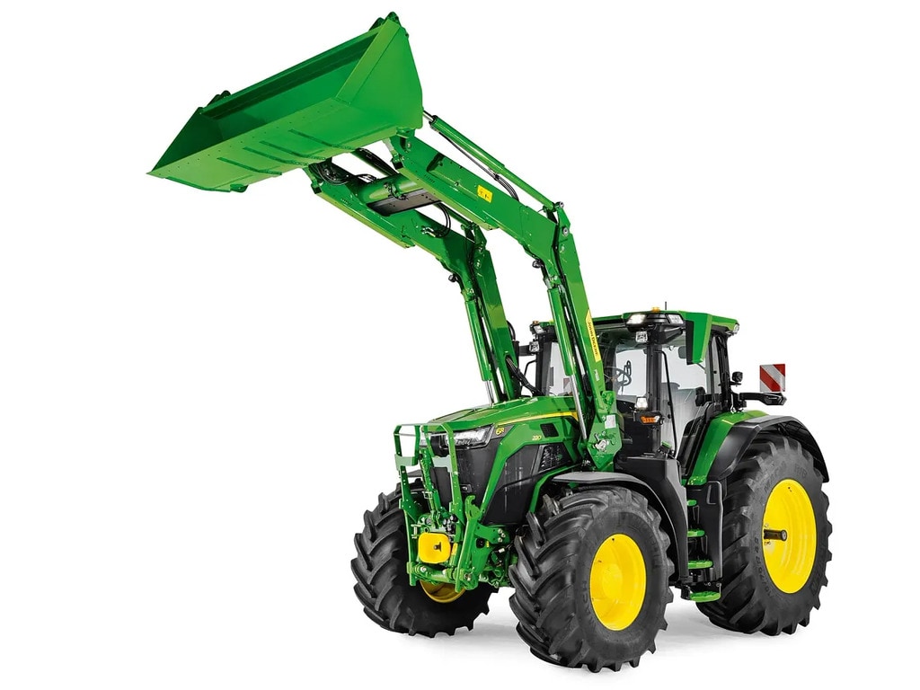 כלי מעמיס קדמי של John Deere עם כף רחבה, מוצג כשהוא מנותק על רקע לבן.