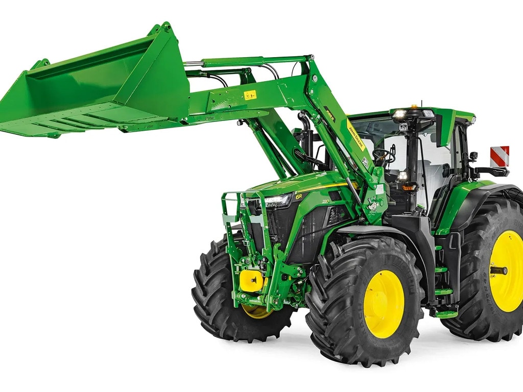 טרקטור John Deere עם מעמיס קדמי מונמך וכף מחוברת, מבודד על רקע לבן.