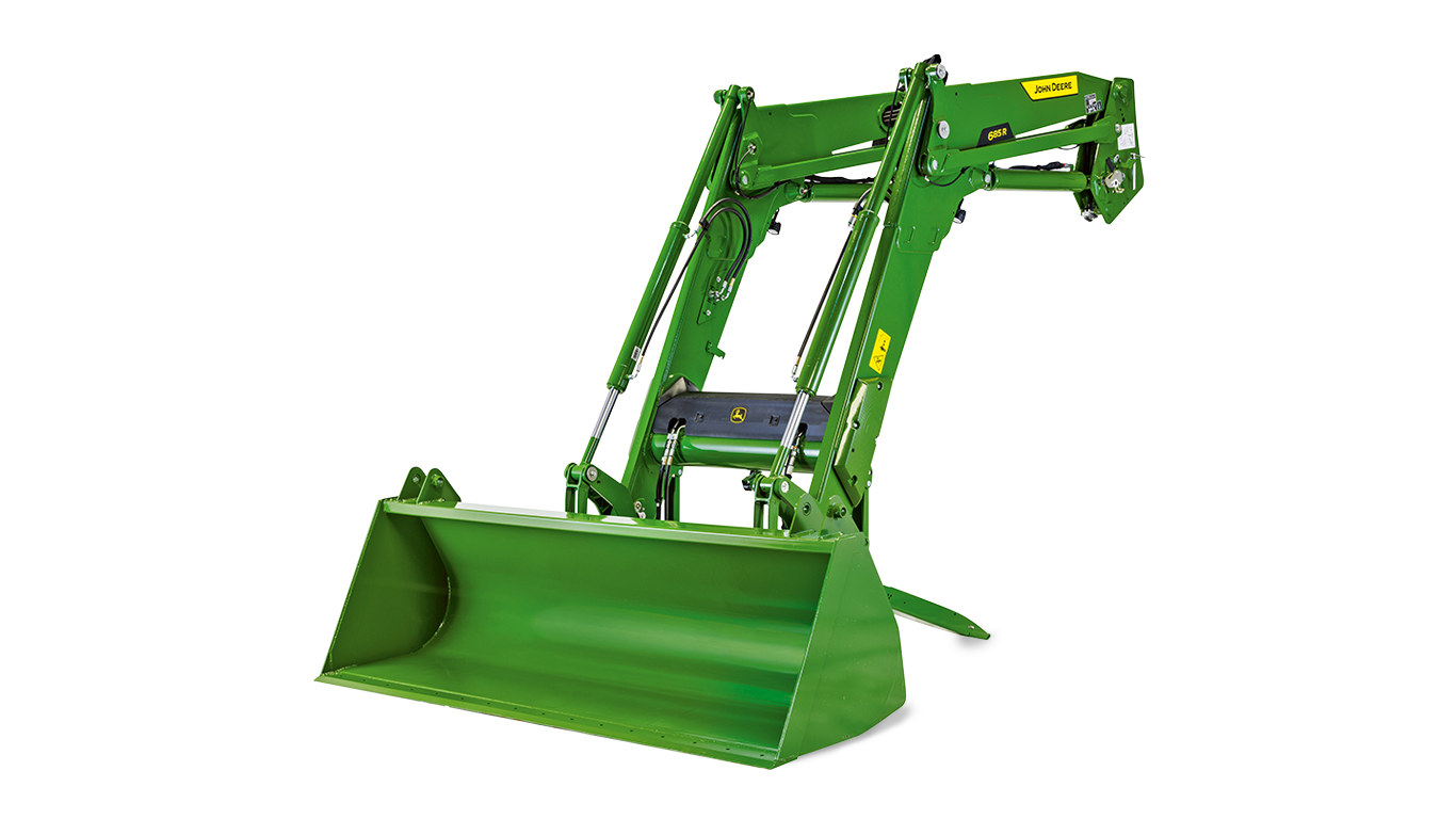 טרקטור ירוק של John Deere עם מעמיס קדמי מורם, מוצג על רקע לבן לתצוגת פרטים של ציוד חקלאי.