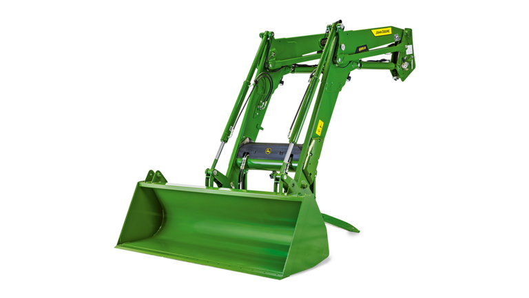 טרקטור ירוק של John Deere עם מעמיס קדמי מורם, מוצג על רקע לבן לתצוגת פרטים של ציוד חקלאי.